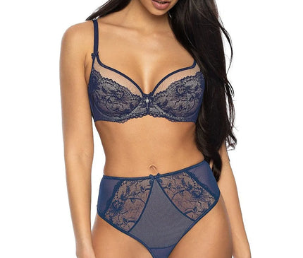 Culotte femme Percy en bleu marine avec dentelle sur le devant et l'arrière, confectionnée en tissu élastique pour un ajustement parfait, mettant en valeur les courbes féminines. Disponible en tailles 36 à 48.