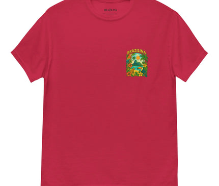 T-shirt rouge inspiration Brésil avec un design tropical vibrant sur la poitrine. Illustration colorée de paysages tropicaux, incluant des palmiers, des fleurs exotiques et une montagne emblématique, accompagnée du mot 'Brazilina'. Idéal pour un look décontracté évoquant l'énergie festive et la nature luxuriante du Brésil.