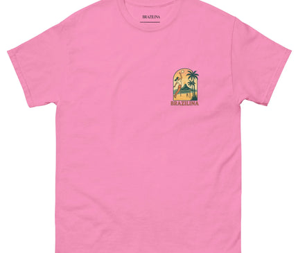 T-shirt rose inspiré du Brésil avec un design de paysage tropical, incluant des palmiers et une figure dynamique illustrant la joie de vivre. Le mot 'Brazilina' est inscrit en bas du visuel, évoquant l'atmosphère festive et ensoleillée des plages brésiliennes.