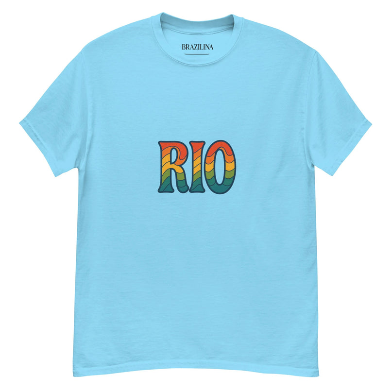 T-shirt bleu clair avec l'inscription 'RIO' en lettres multicolores inspirées de l'énergie vibrante et de la culture de Rio de Janeiro, évoquant les plages, la musique et la joie de vivre brésiliennes. Design décontracté et gai, incarnant l'esprit dynamique des Cariocas.