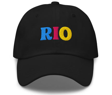 Casquette noire avec le mot 'RIO' brodé en lettres colorées bleu, rouge et jaune, représentant l'énergie et l'esprit festif du Brésil, s'inspirant des carnavals et de la culture brésilienne, parfaite pour un style vivant et authentique.