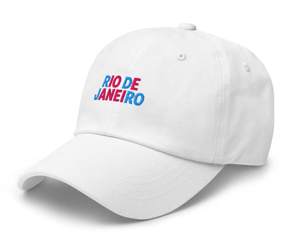 Casquette blanche avec l'inscription Rio de Janeiro en lettres brodées bleu et rose, inspirée de la culture vibrante du Brésil. Accessoire mode évoquant l'énergie festive de Rio, le carnaval, et les plages mythiques comme Copacabana. Casquette simple et contemporaine idéale pour afficher un style tropical et décontracté.