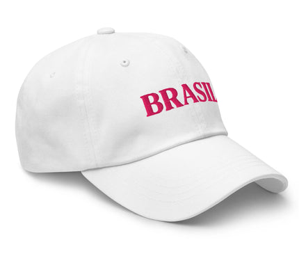 Casquette blanche brodée avec le mot 'Brasil' en rose, inspirée de l'énergie et de la culture vibrante du Brésil, idéale pour montrer son amour pour l'ambiance brésilienne et un style décontracté.