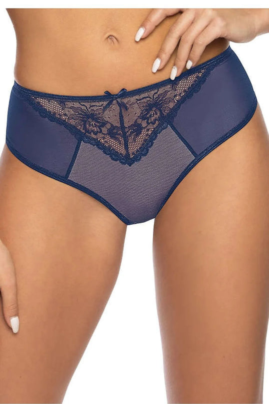 Sous-vêtement brésilien bleu, élégant et sensuel avec détails en dentelle délicate, inspiré de l'artisanat et des traditions brésiliennes alliant confort et séduction. Taille disponible du 36 au 44, conçu pour mettre en valeur la féminité moderne.