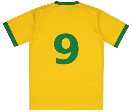Maillot jaune avec le numéro 9 en vert au dos, inspiré de la culture sportive brésilienne, reflétant la passion du Brésil pour le football et l'ambiance festive des stades, avec détails de col et manches bordés de vert.
