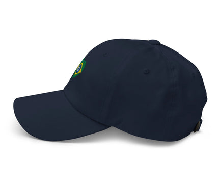 Casquette bleue avec motif inspiré du drapeau du Brésil brodé, représentant un cœur aux couleurs brésiliennes. Accessoire décontracté et vibrant, parfait pour afficher la fierté et l'amour pour le Brésil, pays du football et de la samba.