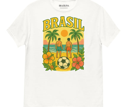 T-shirt blanc avec un graphisme coloré inspiré du Brésil, représentant deux silhouettes sur une plage tropicale au coucher du soleil, entourées de palmiers, fleurs exotiques et un ballon de football au centre. Texte 'Brasil' en haut, évoquant l'esprit festif, la nature et la passion pour le football caractéristiques du mode de vie brésilien.