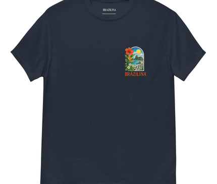 T-shirt bleu marine avec un design inspiré du Brésil représentant des motifs tropicaux, des fleurs exotiques et un paysage naturel emblématique, accompagné du texte 'Brazilina'. Un vêtement qui célèbre la culture et la nature brésiliennes avec un style vibrant et authentique.