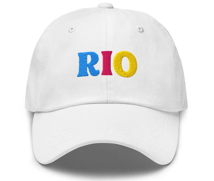 Casquette blanche avec le mot 'RIO' brodé sur le devant en lettres bleues, rouges et jaunes, représentant l'énergie et les couleurs vives des carnavals brésiliens, inspirée de l'esprit festif et de la culture vibrante du Brésil.