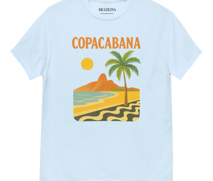 T-shirt inspiré du Brésil avec un design représentant Copacabana, présentant un coucher de soleil, un palmier, la mer scintillante, du sable doré et un motif de trottoir typique de Rio de Janeiro. Idéal pour un style tropical décontracté et vibrant.
