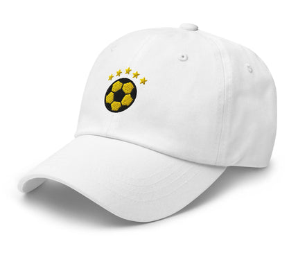 Casquette blanche inspirée de la passion du Brésil pour le football, ornée d'un emblème de ballon de football jaune et noir accompagné de cinq étoiles symbolisant le riche palmarès du Brésil, idéale pour les amateurs de sport et de culture brésilienne.