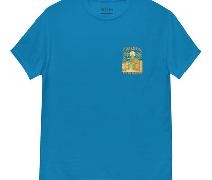 T-shirt bleu avec un design inspiré de Rio de Janeiro, mettant en avant des palmiers, des bâtiments colorés et une ambiance tropicale. Le texte 'Brazilina Rio de Janeiro' accompagne l'illustration, évoquant l'énergie et la chaleur du mode de vie brésilien. Parfait pour les amoureux d'exotisme et de style décontracté.