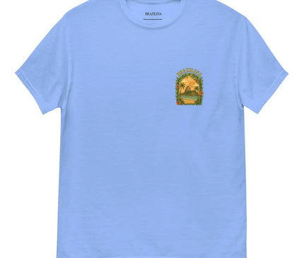 T-shirt bleu clair inspiré du Brésil avec un motif tropical sur la poitrine. Le graphisme représente des palmiers, un coucher de soleil et des éléments de végétation tropicale, symbolisant la nature et la culture brésiliennes. Idéal pour afficher un style vibrant et chaleureux.
