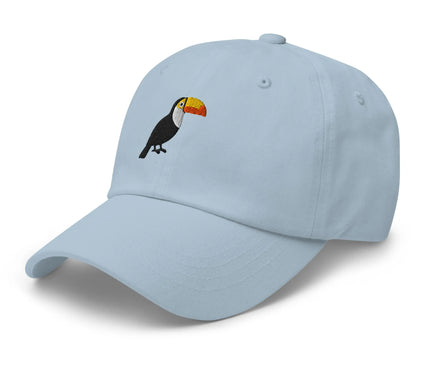 Casquette brodée bleu ciel avec un motif de toucan coloré, représentant la faune emblématique du Brésil. Design élégant et décontracté inspiré par la biodiversité et l'esprit tropical du pays sud-américain.
