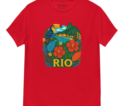 T-shirt rouge vibrant avec un imprimé inspiré du Brésil, mettant en avant un toucan tropical, des fleurs exotiques rouges, une flore luxuriante, des montagnes iconiques de Rio de Janeiro et le mot 'RIO' en lettres jaunes. Parfait pour célébrer la nature, la culture et la joie de vivre brésiliennes.