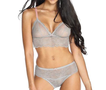 Culotte en dentelle grise inspirée de la mode brésilienne, mise en avant par un design élégant et léger. Accompagnée d'un haut assorti, cette lingerie reflète la sensualité et la féminité brésiliennes avec ses détails délicats et ses finitions sophistiquées. Un mélange de confort et d'audace parfait pour sublimer la beauté naturelle.