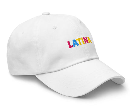 Casquette blanche avec l'inscription colorée 'LATINA' en lettres bleu, rose et jaune, célébrant l'esprit vibrant et la culture riche du Brésil, inspirée des traditions festives et des couleurs éclatantes latino-américaines.