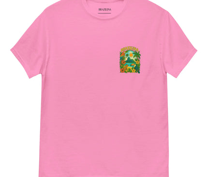 T-shirt rose avec un design inspiré du Brésil, représentant une illustration tropicale colorée incluant des palmiers, des fleurs exotiques et des paysages emblématiques. L'inscription 'Brazilina' met en avant l'esprit festif et vibrant de la culture brésilienne. Parfait pour arborer un style décontracté et célébrer la biodiversité et la joie de vivre brésilienne.
