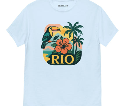 T-shirt blanc inspiré du Brésil avec un design tropical représentant un toucan, une fleur d'hibiscus orange, des palmiers et le mot 'RIO' en jaune, évoquant la biodiversité, la forêt amazonienne et les plages ensoleillées de Rio de Janeiro.