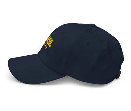 Casquette bleu marine avec l'inscription 'Brasil' brodée en jaune et ornée de trois étoiles symbolisant les victoires brésiliennes. Accessoire célébrant la culture, l'élégance décontractée et la passion du football au Brésil.