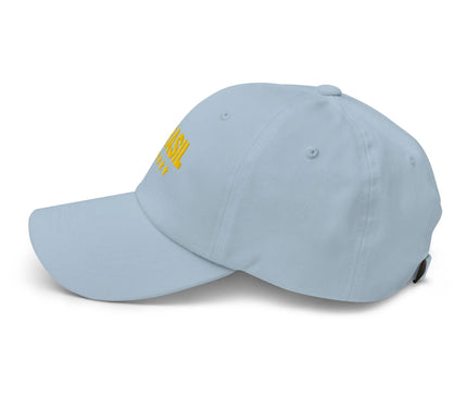 Casquette bleue claire en hommage au Brésil avec inscription jaune 'Brasil' et étoiles brodées, célébrant les victoires sportives et la culture brésilienne. Accessoire élégant alliant fierté nationale et style décontracté.