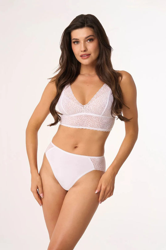 Culottes pour femmes BBL 201 en blanc, fabriquées en 92% coton et 8% élasthanne, avec un design élégant et confortable. Coupe cheeky avec dentelle élastique au dos, mettant en valeur les formes féminines, parfaites pour un usage quotidien ou des occasions spéciales. Présentée par un mannequin portant un ensemble assorti.