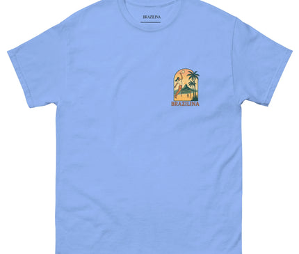 T-shirt bleu inspiré du Brésil avec un design représentant un paysage tropical, des palmiers, un personnage dynamique et une ambiance ensoleillée. Le mot 'Brazilina' est inscrit sous l'illustration, évoquant la joie de vivre et l'énergie de la culture brésilienne.