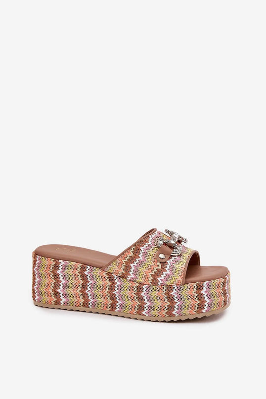 Sandales à plateforme aux motifs colorés inspirés de l'artisanat brésilien, alliant confort et élégance. Parfaites pour un style tropical et estival, avec des détails festifs et une semelle en zigzag multicolore.