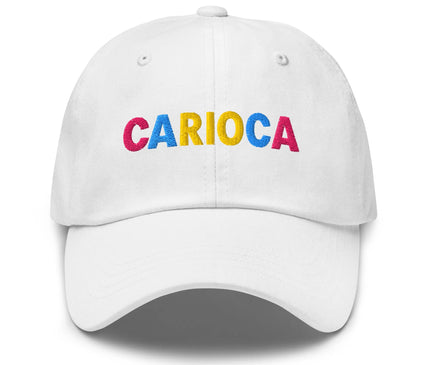Casquette blanche avec l'inscription 'Carioca' en lettres colorées rouge, jaune et bleu, représentant l'esprit vibrant et festif de la culture brésilienne et l'ambiance joyeuse de Rio de Janeiro.