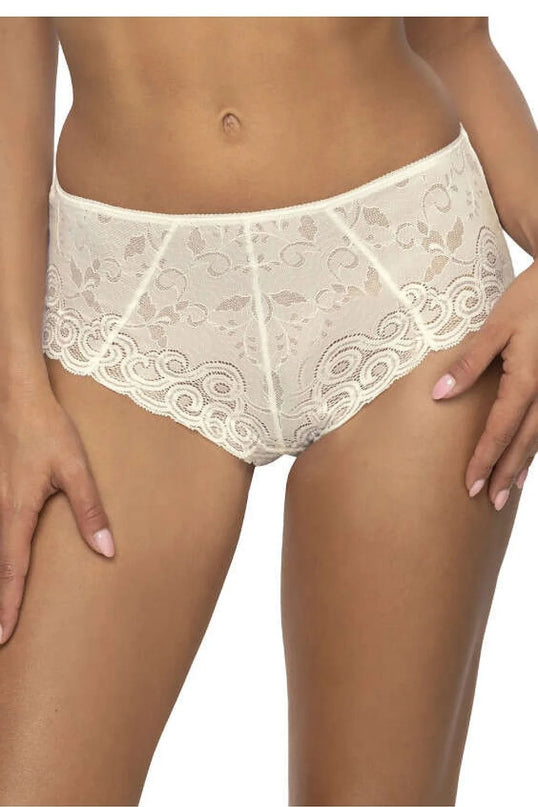 Sous-vêtement en dentelle blanche élégante inspiré de la mode brésilienne, avec une coupe flatteuse évoquant les plages de Rio. Fabriqué dans un style raffiné, il mêle modernité et traditions culturelles pour sublimer les courbes avec sensualité.