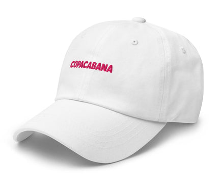 Casquette blanche avec le texte 'Copacabana' brodé en rose, inspirée de l'énergie festive et de l'élégance tropicale du quartier emblématique de Rio de Janeiro. Accessoire moderne évoquant la joie et l'art de vivre brésilien, parfait pour compléter un style décontracté et tendance.