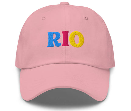 Casquette rose avec le mot 'RIO' brodé en lettres colorées bleu, rouge et jaune, inspirée du style vibrant et festif du Brésil, évoquant les carnavals et l'énergie des villes comme Rio de Janeiro, idéale pour afficher un amour pour la culture brésilienne.