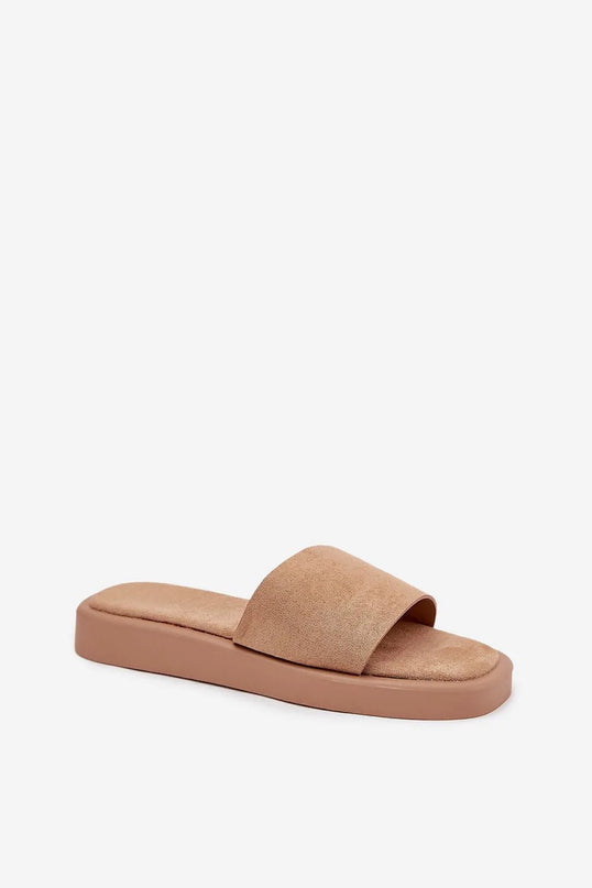 Sandales décontractées de style brésilien, avec un design minimaliste et élégant. Fabriquées dans des matériaux légers, elles offrent un confort optimal. Idéales pour des tenues estivales ou de plage. Coloris beige avec une semelle rembourrée.