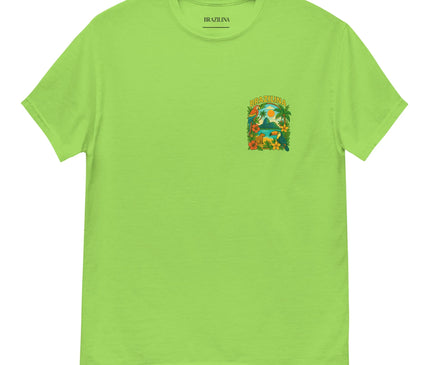 T-shirt vert tropical avec motif illustré représentant des palmiers, des fleurs exotiques et des paysages emblématiques du Brésil. Le design vibrant évoque la biodiversité et la chaleur festive de la culture brésilienne, idéal pour un style décontracté et coloré.
