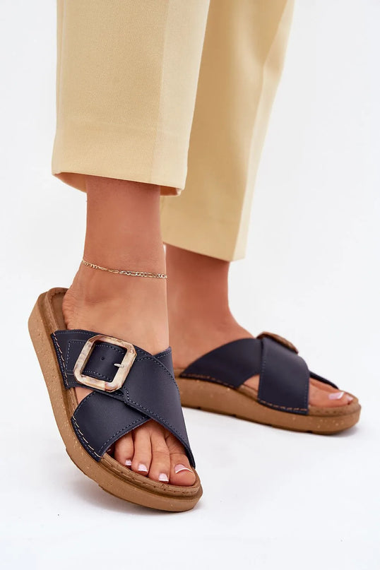 Sandales décontractées au style brésilien avec larges sangles croisées bleu marine et boucle décorative, semelle ergonomique confortable inspirée du savoir-faire artisanal local, parfaites pour un look estival alliant élégance et confort.