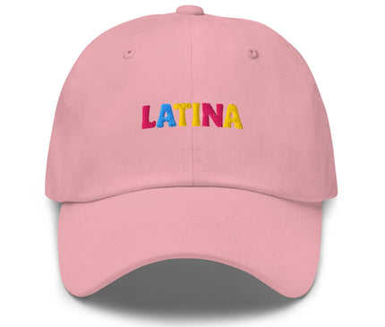 Casquette rose avec le mot 'LATINA' brodé en lettres colorées rouge, bleu, rose et jaune. Design inspiré de la culture vibrante et festive du Brésil, célébrant les racines latino-américaines et les expressions artistiques et culturelles variées.