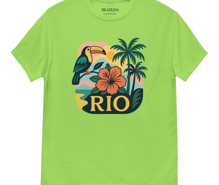 T-shirt vert clair illustré avec un toucan, une fleur d’hibiscus orange, des palmiers et le texte 'RIO', symbolisant l’ambiance tropicale et festive du Brésil, inspirée des paysages luxuriants de la forêt amazonienne et des plages de Rio de Janeiro.
