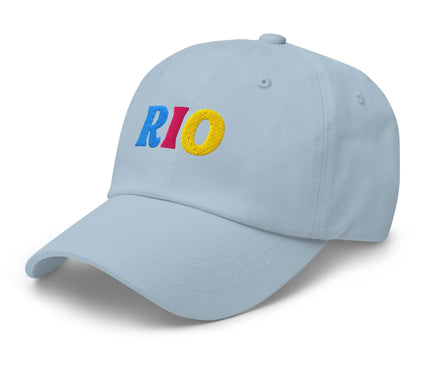 Casquette bleue avec le texte 'RIO' brodé en couleurs vives (bleu, rouge et jaune), inspirée de l'énergie festive et des couleurs éclatantes des carnavals brésiliens, représentant l'esprit chaleureux et vibrant de Rio de Janeiro.