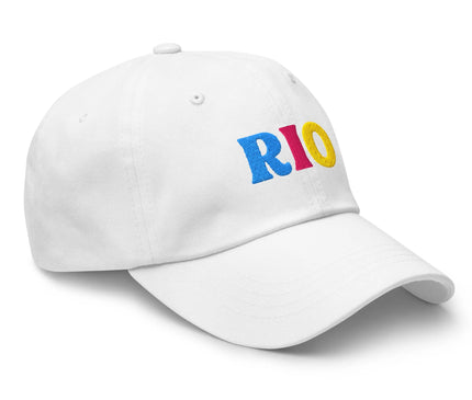 Casquette blanche inspirée du Brésil avec le mot 'RIO' brodé en bleu, rose et jaune, évoquant les couleurs vives et la festivité de Rio de Janeiro. Accessoire de mode célébrant la culture brésilienne et l'énergie des carnavals.