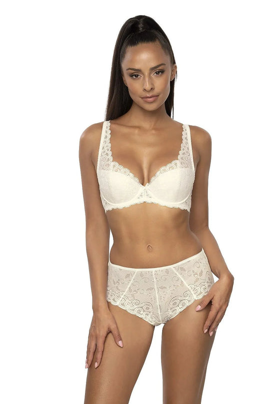 Sous-vêtement brésilien en dentelle blanche, représentant l'élégance et la sensualité inspirées des plages de Rio, mettant en valeur les courbes avec une coupe flatteuse. Dentelle raffinée, symbole de modernité et tradition, parfait pour un style audacieux et intemporel.