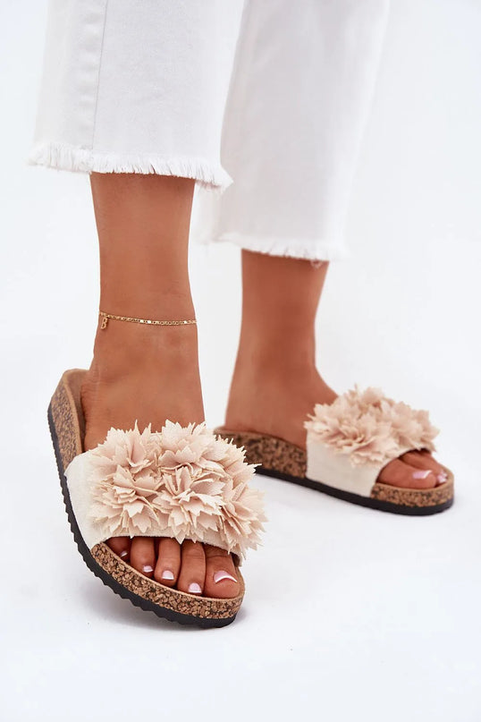 Sandales à plateforme inspirées du Brésil, avec un design floral évoquant des paysages tropicaux exotiques. Ces chaussures élégantes en liège au style décontracté et au motif floral beige sont idéales pour des journées estivales ensoleillées, alliant confort et chaleur tropicale.
