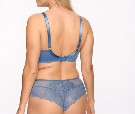 Sous-vêtement inspiré du Brésil, en dentelle bleue évoquant des motifs tropicaux, offrant une touche de sensualité et d'élégance, parfait pour incarner la joie de vivre et la confiance en soi de la culture brésilienne.