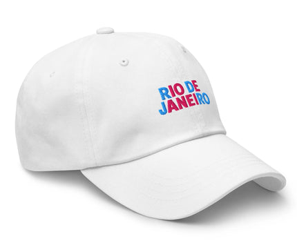 Casquette blanche avec l'inscription 'Rio de Janeiro' en bleu et rose, rendant hommage à l'énergie vibrante et festive de la ville brésilienne, inspirée de la culture tropicale, des plages de Copacabana et de l'esprit du carnaval.