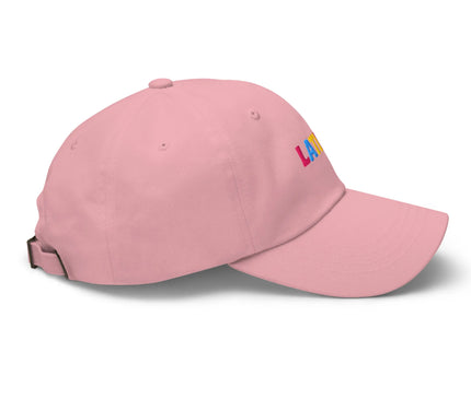 Casquette rose avec broderie multicolore du mot 'LATINA', célébrant la culture et les racines latino-américaines ainsi que l'esprit vibrant du Brésil, inspirée par la richesse des traditions artistiques et musicales brésiliennes.