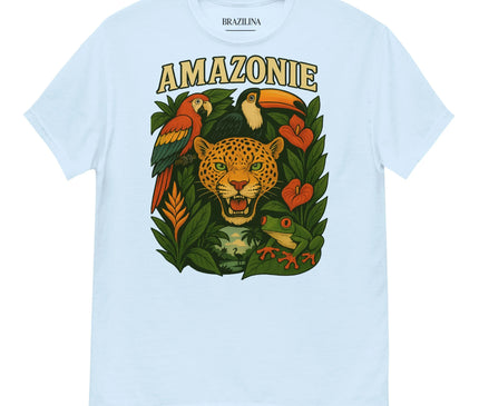 T-shirt bleu ciel avec un design inspiré de l'Amazonie, représentant un jaguar, des toucans, une grenouille tropicale et une végétation luxuriante, célébrant la biodiversité et la culture brésilienne.