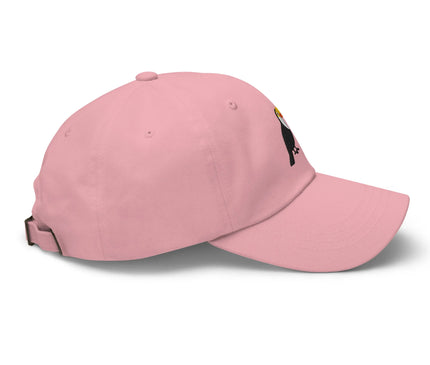 Casquette rose avec broderie de toucan, inspirée de la faune tropicale brésilienne. Accessoire tendance évoquant l'exotisme, la nature et l'esprit décontracté du Brésil.