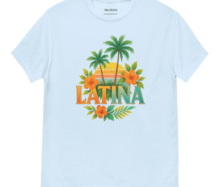 T-shirt blanc à manches courtes avec un design tropical inspiré du Brésil, présentant des palmiers sur un coucher de soleil, des fleurs exotiques orange et des feuilles vertes, accompagné du texte 'LATINA' en style vibrant. Parfait pour un look inspiré de l'ambiance chaleureuse et ensoleillée des plages brésiliennes.