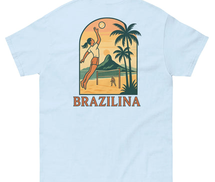 T-shirt bleu pastel inspiré du Brésil avec un design tropical représentant une femme jouant au volleyball sur une plage bordée de palmiers, avec une montagne en arrière-plan et le texte 'Brazilina' en bas.