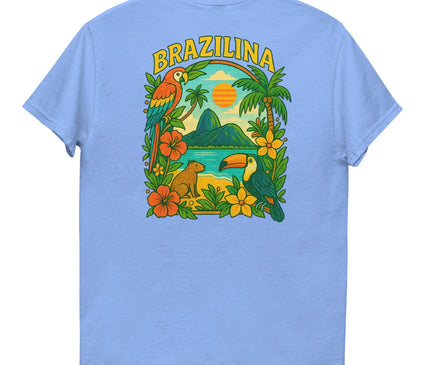 T-shirt bleu inspiré du Brésil avec un design tropical vibrant incluant des palmiers, des fleurs exotiques, un paysage tropical avec un soleil couchant, un toucan, un capybara et un perroquet. Inscription 'Brazilina' en haut, évoquant la biodiversité, la forêt tropicale et l'esprit festif brésilien.