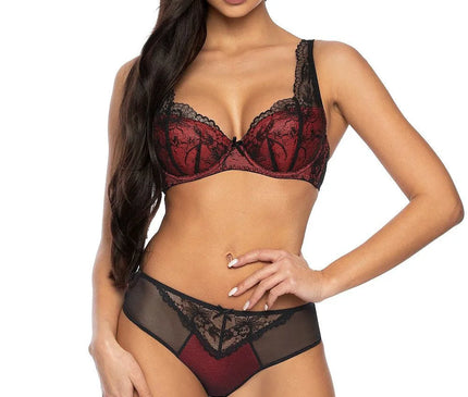 Ensemble de lingerie inspiré de la culture brésilienne avec soutien-gorge en dentelle rouge et noire, aux détails délicats, et culotte assortie jouant sur la transparence, reflétant la sensualité et le raffinement du style brésilien.
